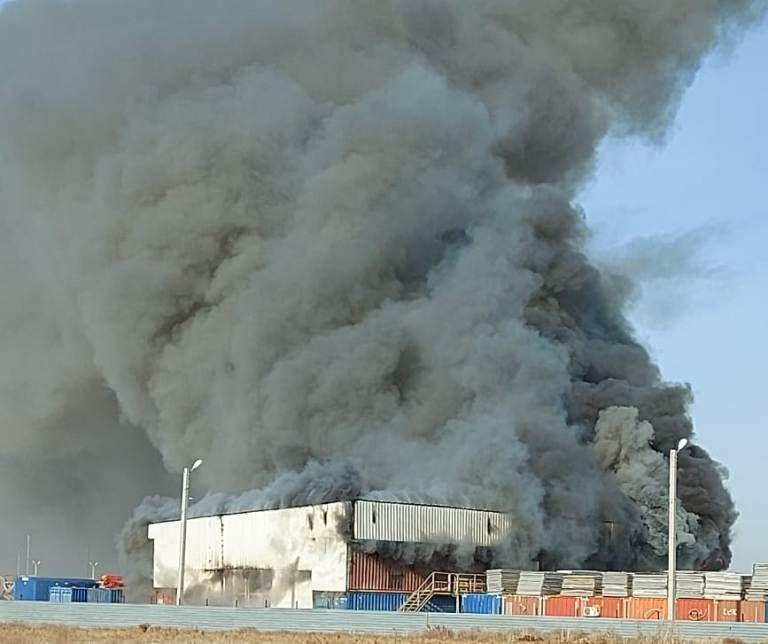 Teńiz kenishindegi qoıma otqa orandy