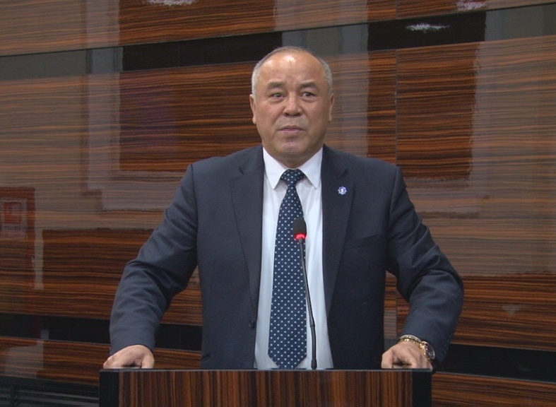 El táýelsiz bolmaı, til táýelsiz bolmaıdy