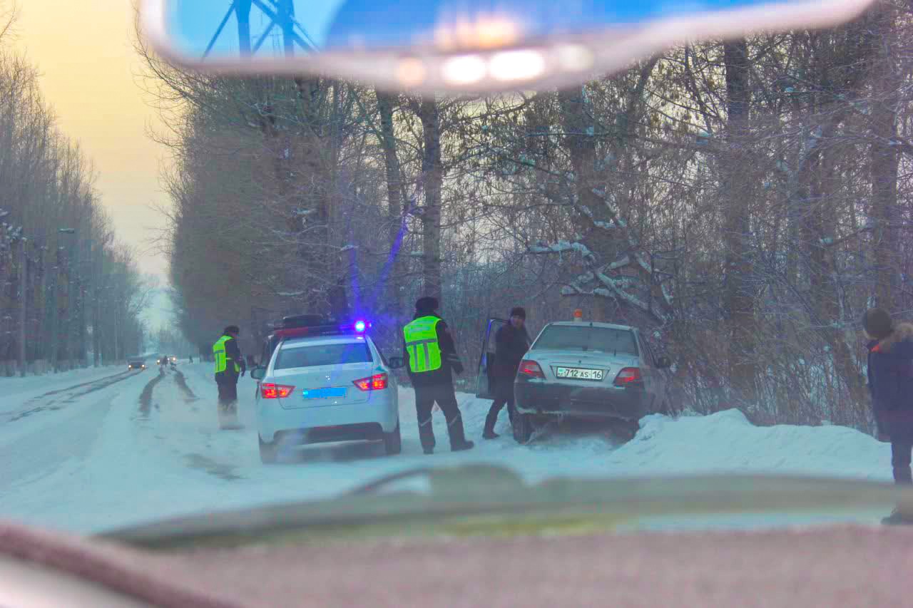 Aıazdy kúnderi polıseıler kómek kórsetken