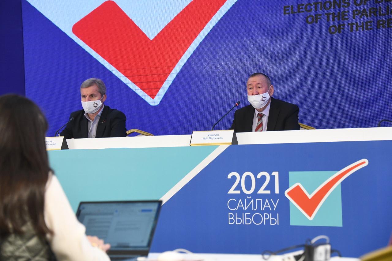 Almaty baqylaýshylaryn quqyqtyq negizderge oqytý kýrstary óz nátıjesin berdi