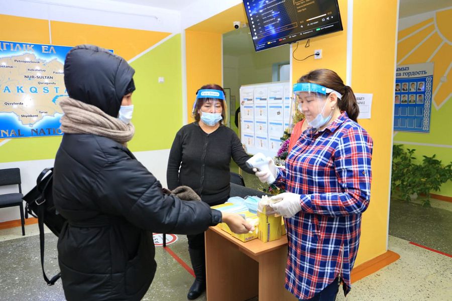 Eń jas saılaýshyǵa syılyq tapsyrdy