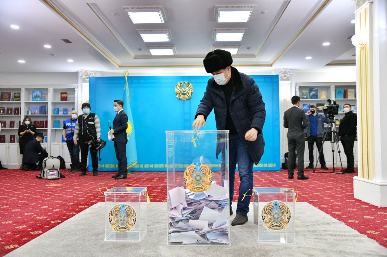 Sarapshylar saılaýdyń aldyn ala nátıjeleri týraly ne deıdi?