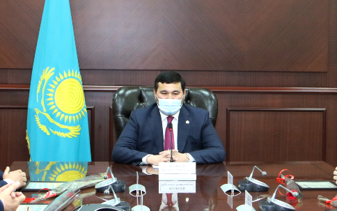 Qyzylorda ákimi ókilettiligi aıaqtalǵan depýtattarǵa alǵys aıtty