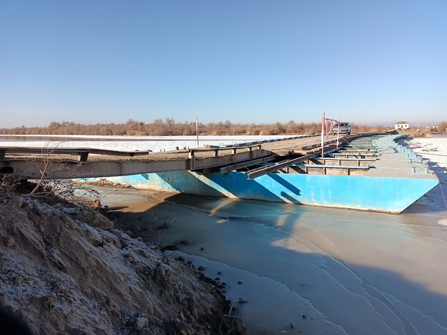 Qalqymaly kópirden qalt-qult etip ótip júr