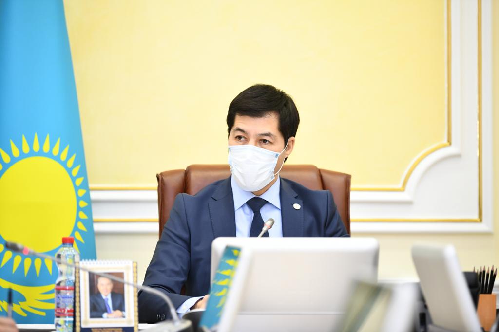 Qalada qar boraıdy...