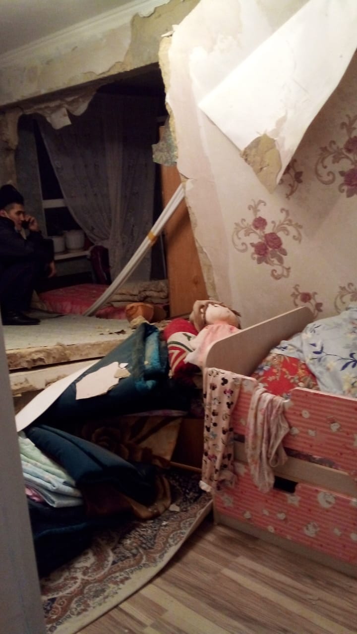 Atyraýda turǵyn úıde gaz jarylyp, 3 adam aýrýhanaǵa tústi