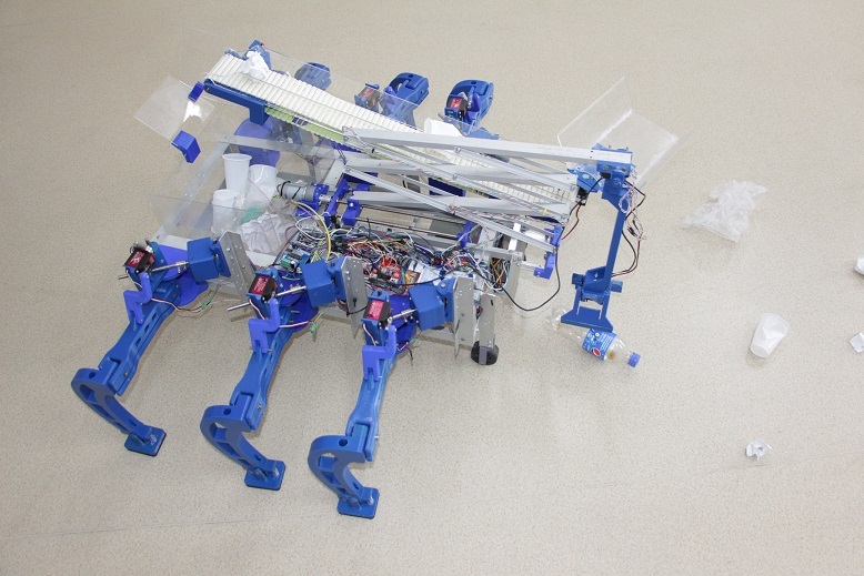 Oqýshylar qoqys jınaıtyn robot qurastyrdy