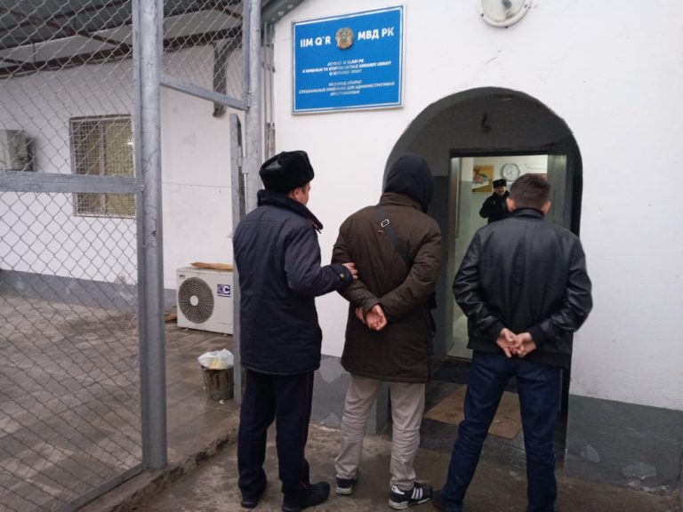 Atyraýda túrmege telefon ótkizbek bolǵandar qamaldy