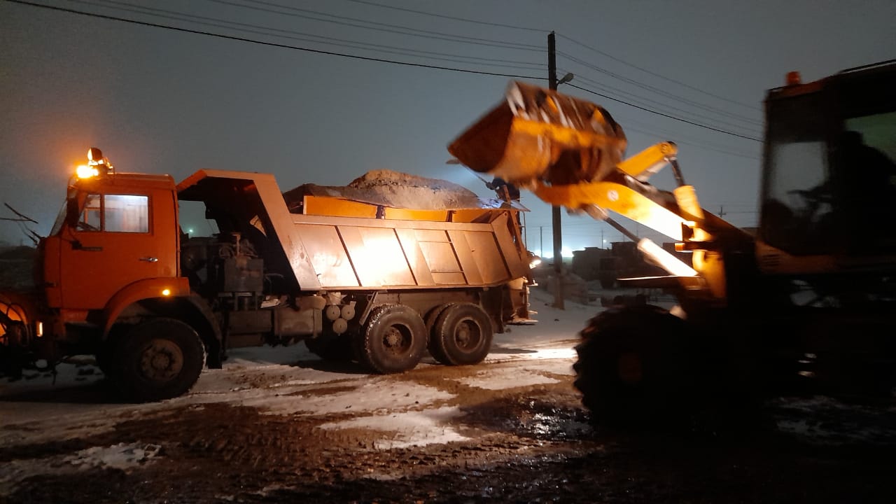Atyraýdaǵy respýblıkalyq joldarǵa 81 tonna tuz, 588 tonna qum sebildi