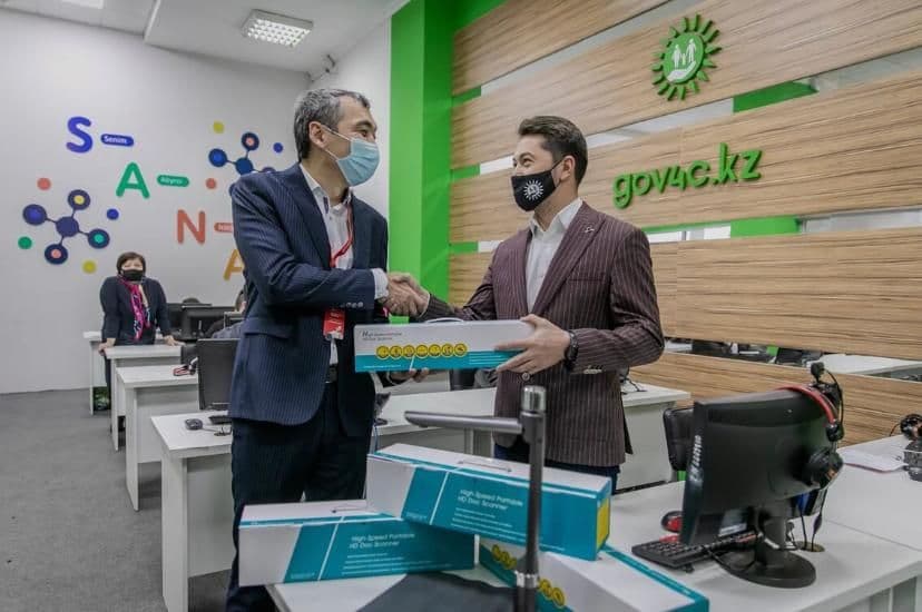 «Bavarııa avto ortalyǵy» saýda úıi HQO-ǵa syılyq ala keldi