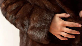 Zeınetkerdi aldap, qundyz tonyn qoldy qylǵan alaıaq ustaldy