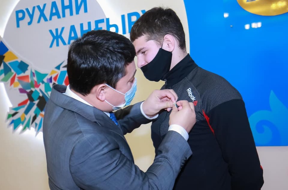 Qarııanyń ómirin qutqarǵan stýdent marapattaldy