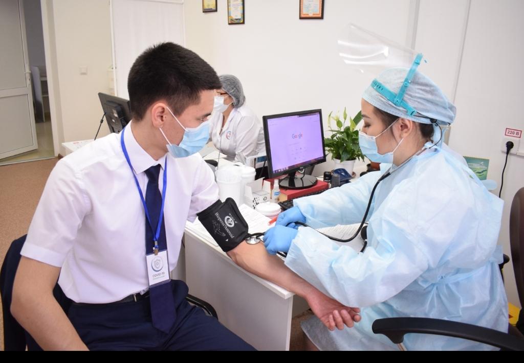 Atyraýda bir kúnde 135 adam vaksına saldyrdy