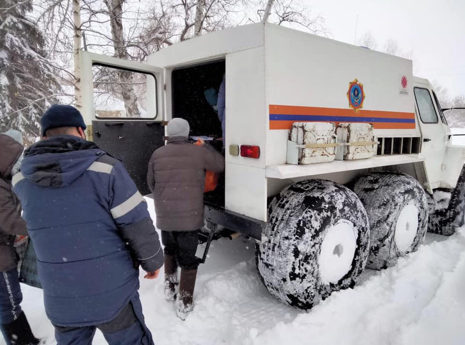 ShQO-da qar qursaýynda qalǵan stansaǵa azyq jetkizildi