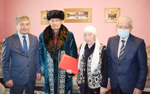 Aqyndy ákim quttyqtady