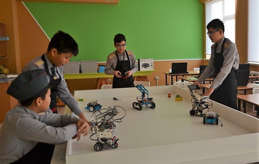 Atyraýda robot qurastyratyn jasóspirimder kóbeıdi