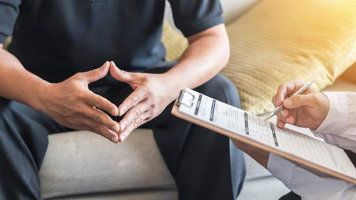 Er adam vırýs juqtyrǵan adamnyń silekeıin 70 dollarǵa satyp alǵan