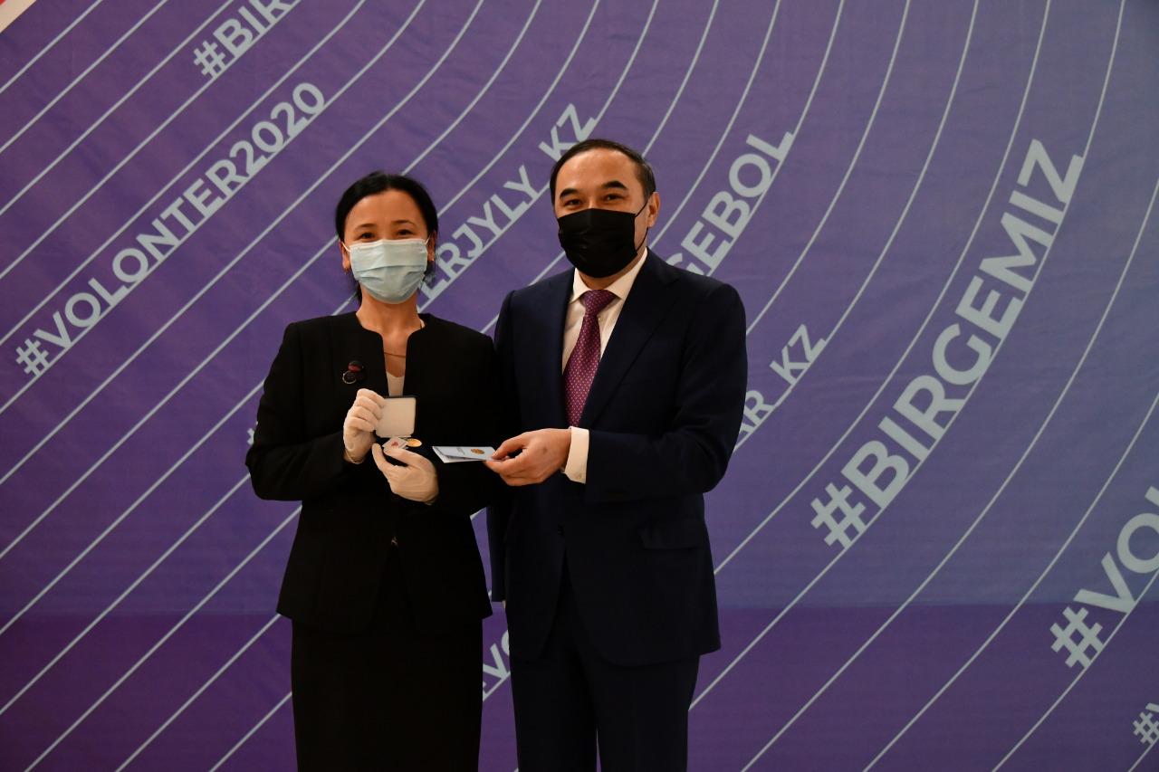 Almatyda eriktilerdi indetke qarsy kúreske qosqan úlesi úshin marapattady