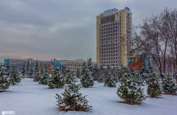 QazUÝ qyzmetkerleriniń jalaqysy 20 paıyzǵa ósti