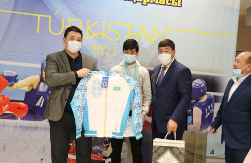 Túrkistanda jas boksshylarǵa qurmet kórsetildi