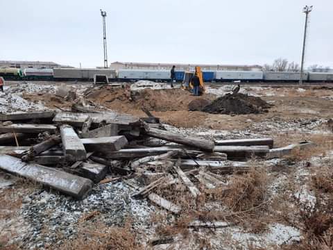 Atyraýda munaı ónimderimen lastanǵan aýmaq tazartylyp jatyr