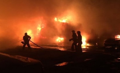 Atyraýda órtengen kóliktiń júrgizýshisin tappaı jatyr