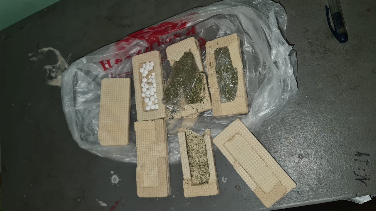 Aqtaýdaǵy tergeý ızolıatoryna esirtki jetkizýge tyrysty