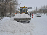 Atyraý kóshelerin qardan tazartyp jatyr