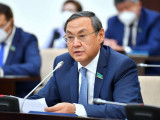 Senator Kúrishbaev saýda ortalyqtary úshin aldyn-ala belgilengen baǵalardyń durystyǵyna  kúmándanady
