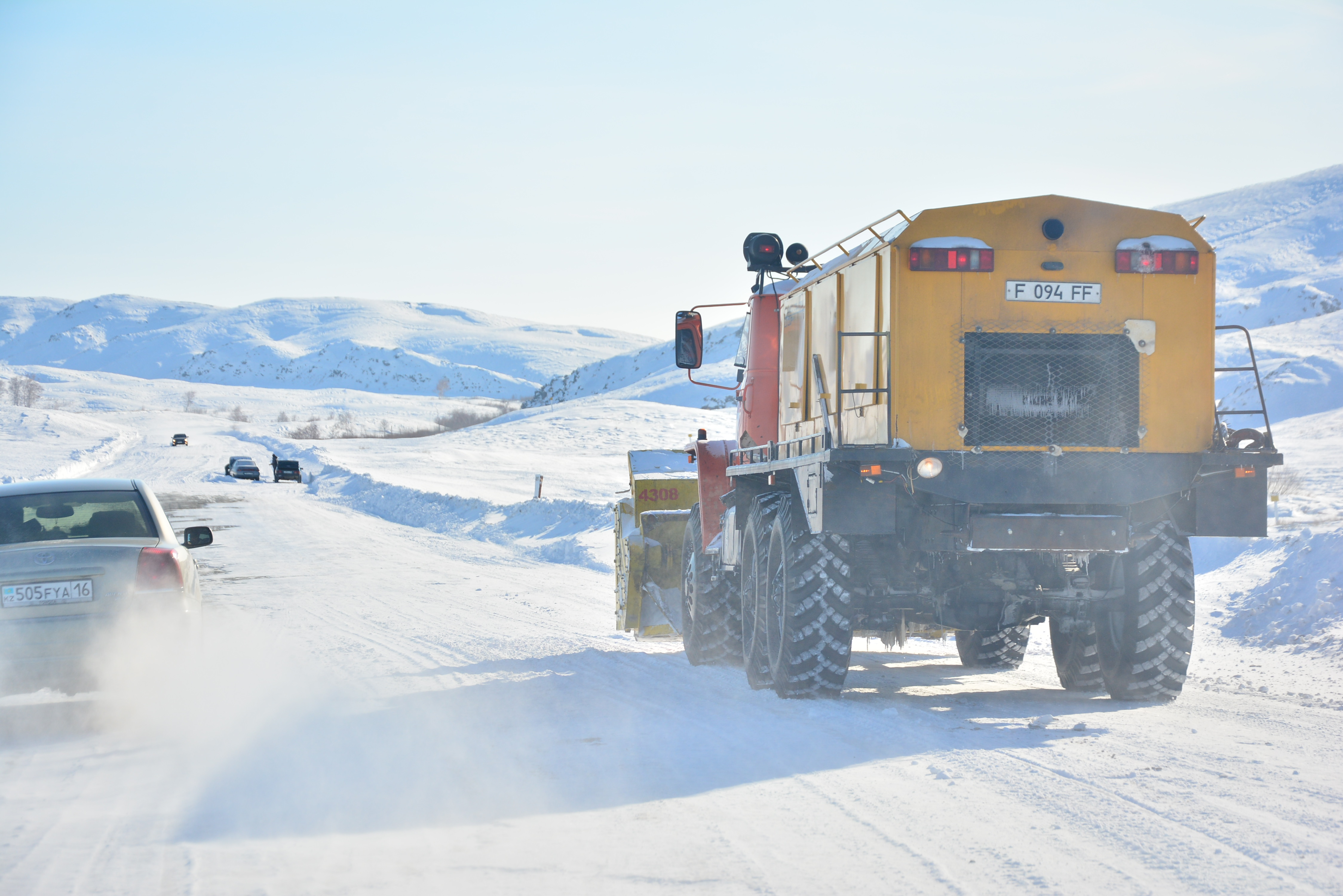 Jolda qalǵan 137 adam evakýasııalandy