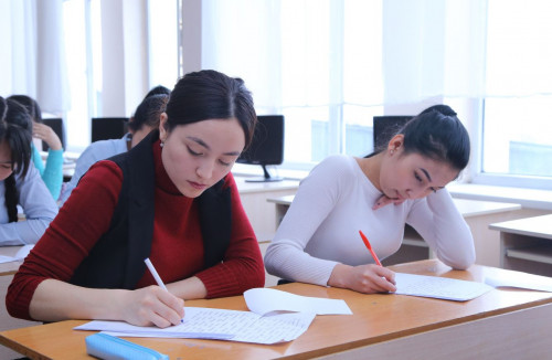 Almatyda aǵylshyn tilinen ótken bilim saıysy márege jetti