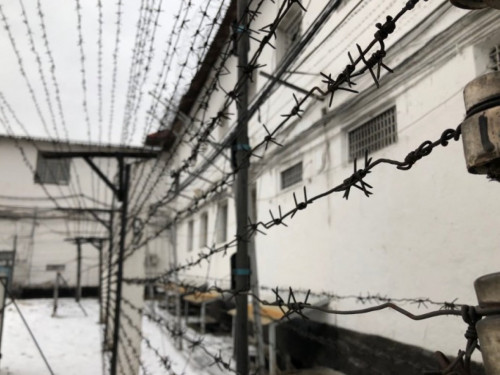 Atyraýdaǵy túrmeden 63 jastaǵy áıel shartty túrde bostandyqqa shyqty