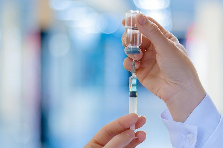 Atyraý oblysynda 6 kúnde 1095 adam vaksına saldyrdy