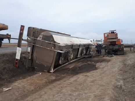 Atyraý oblysynda dızel tasymaldaǵan kólik aýdaryldy