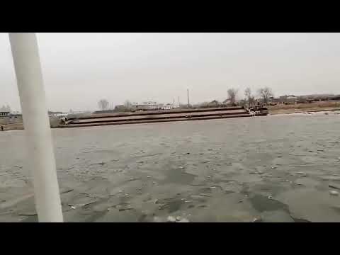 Atyraýda Jaıyq ózeniniń muzyn jaryp jatyr