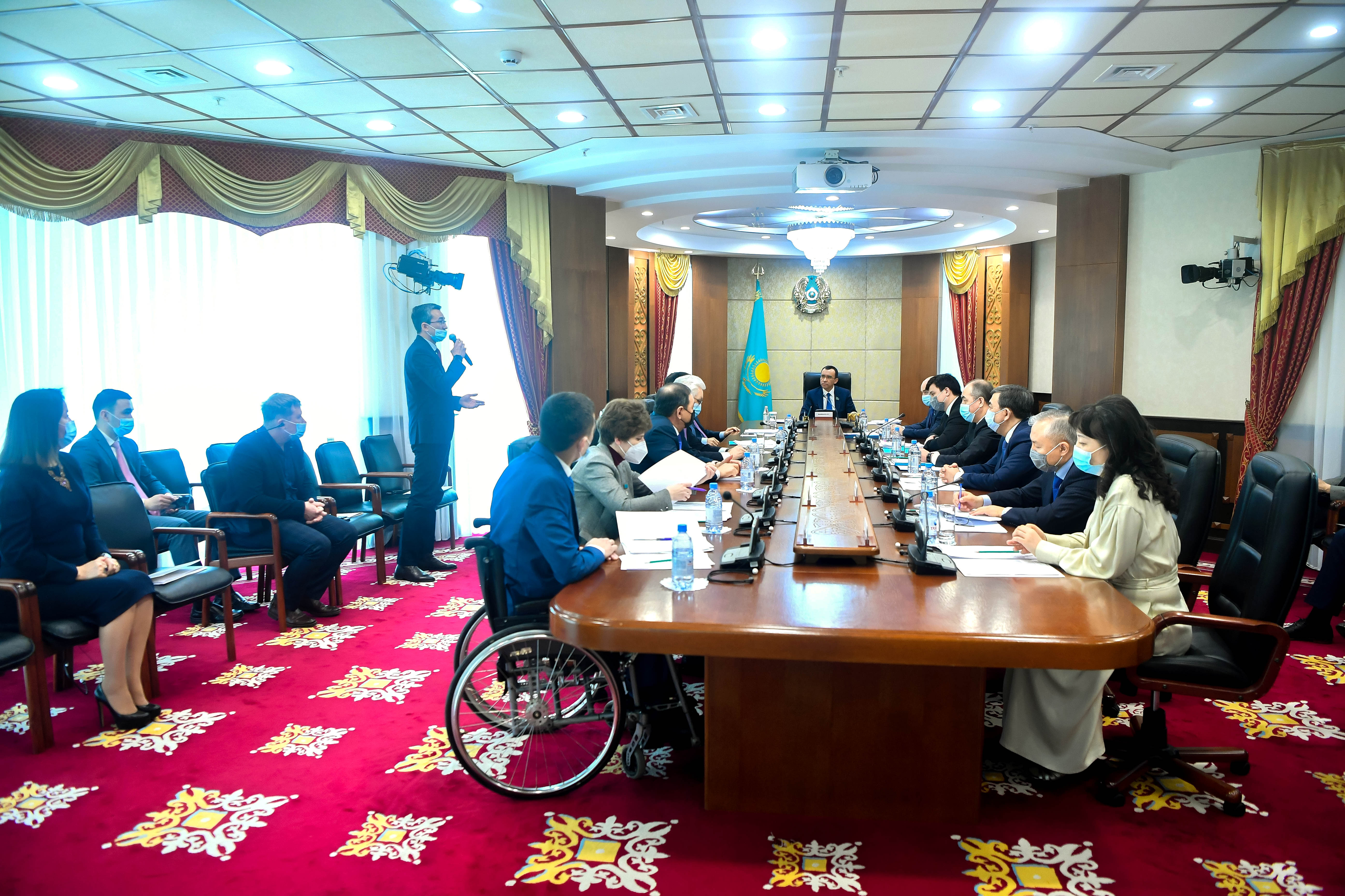 Senatta áleýmettik kásipkerlikti damytý boıynsha zań jobasy tanystyryldy