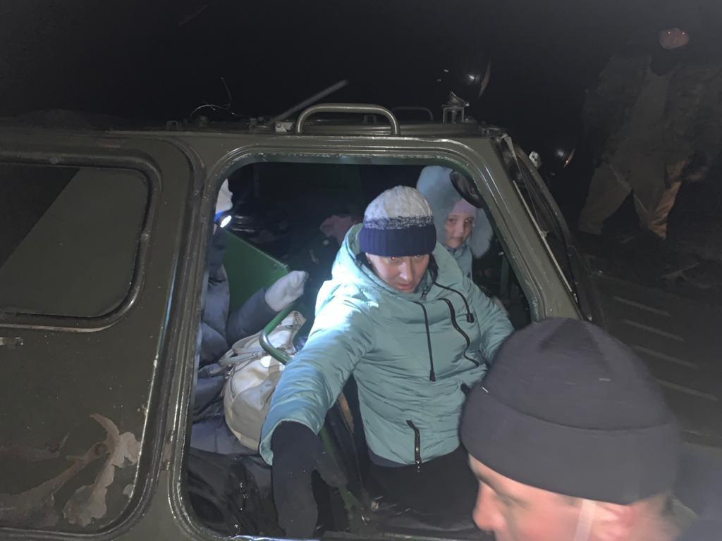 Qar qursaýynda qalǵan 4 adam evakýasııalandy