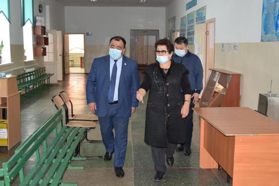 Aqtóbedegi ǵasyrmen qurdas mektepterdiń jaı-kúıi talqylandy