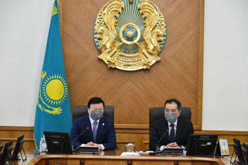 Almatynyń epıdemııalyq ahýalyna baılanysty qala ákimi men mınıstr jıyn ótkizdi