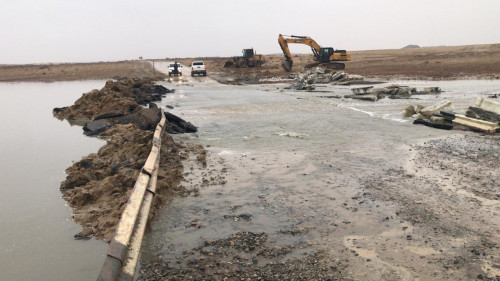 Atyraýda arnasynan asqan ózen sýy kópirdi  buzyp ketti