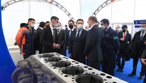 Asqar Mamın Qostanaıdaǵy  KIA avtomobılderi óndirisin bastap berdi