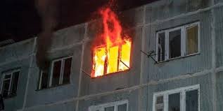 Kóp qabatty úı órtenip, 25 adam evakýasııalandy