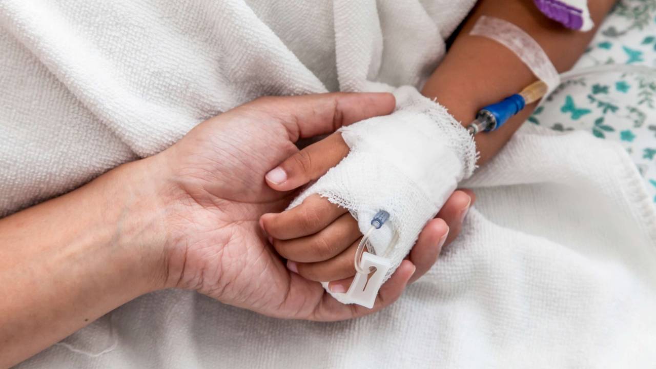 «Bólshektep jınadyq»: Júk kóligi qaǵyp ketken qyzdyń jaǵdaıy belgili boldy