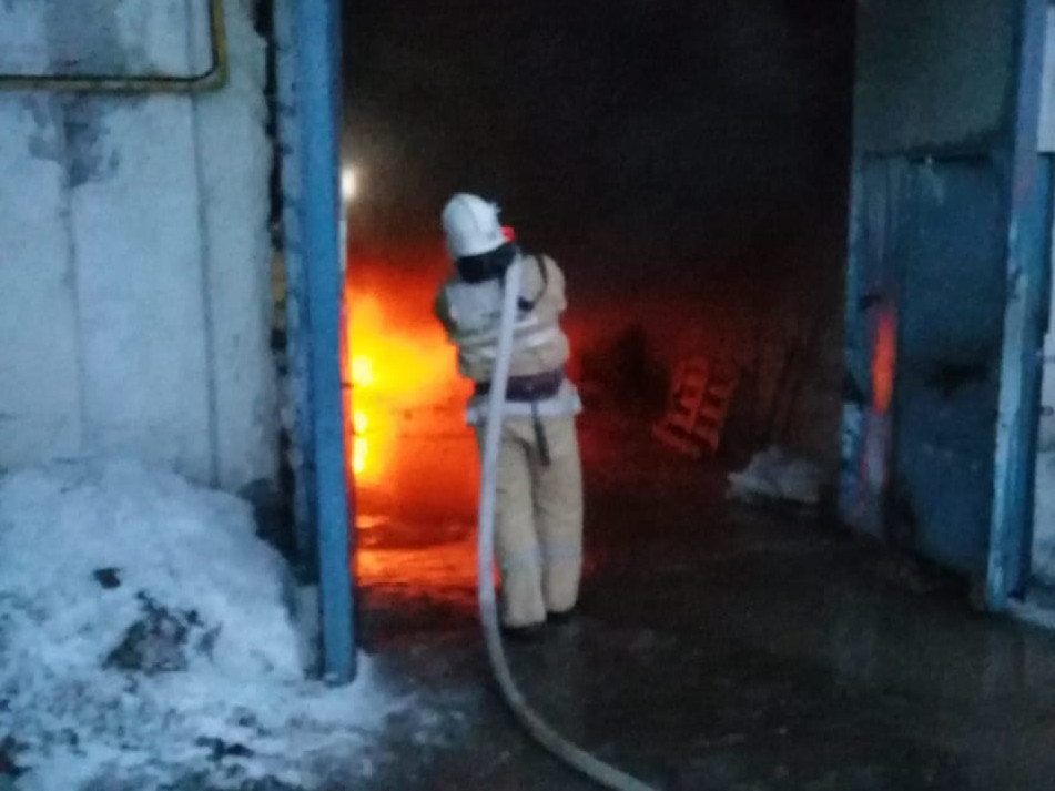 Tasqalada garajda shyqqan órtten 5 tehnıka janyp ketti