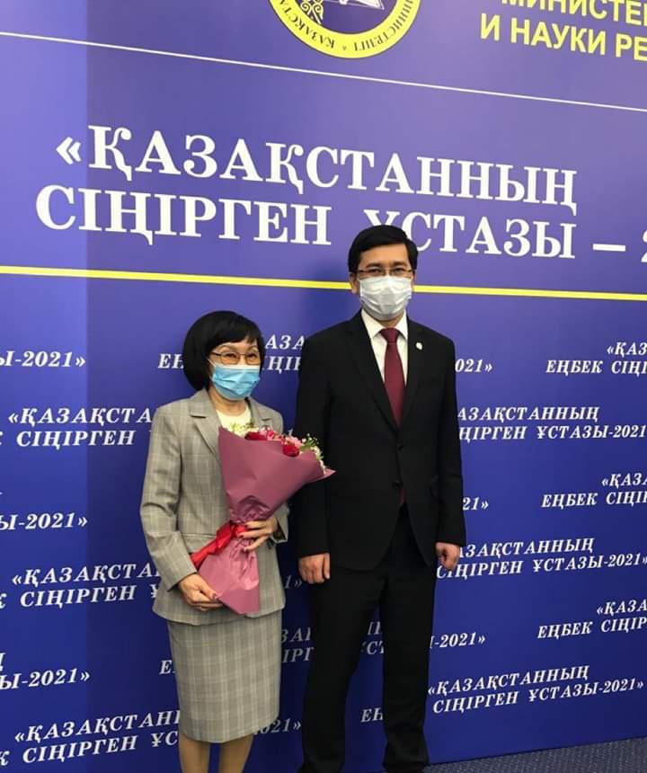Atyraýlyq aýyl muǵalimi «Qazaqstannyń eńbek sińirgen ustazy» atandy