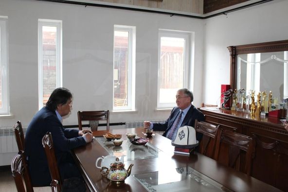 Qazaqstan elshisi qyrǵyz rejısseri Sher-Nııazben kezdesti