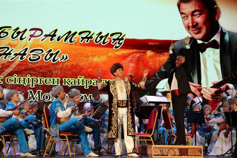 Qostanaıda kúıshi Nazymbek Moldahmetovty eske alý keshi ótti