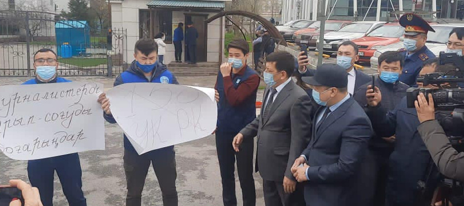 Shymkentte jýrnalıster beıbit aksııa ótkizip, narazylyqtaryn bildirdi