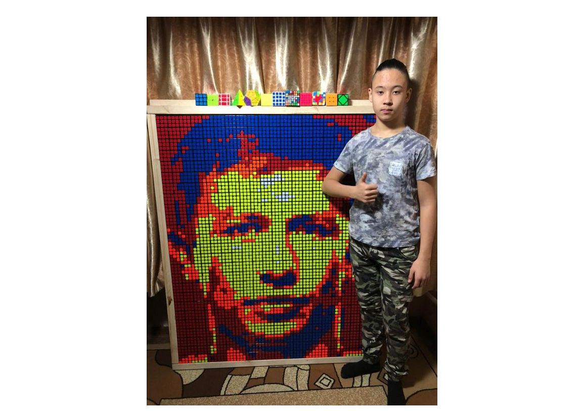 Kýbıkten portret qurastyrǵan