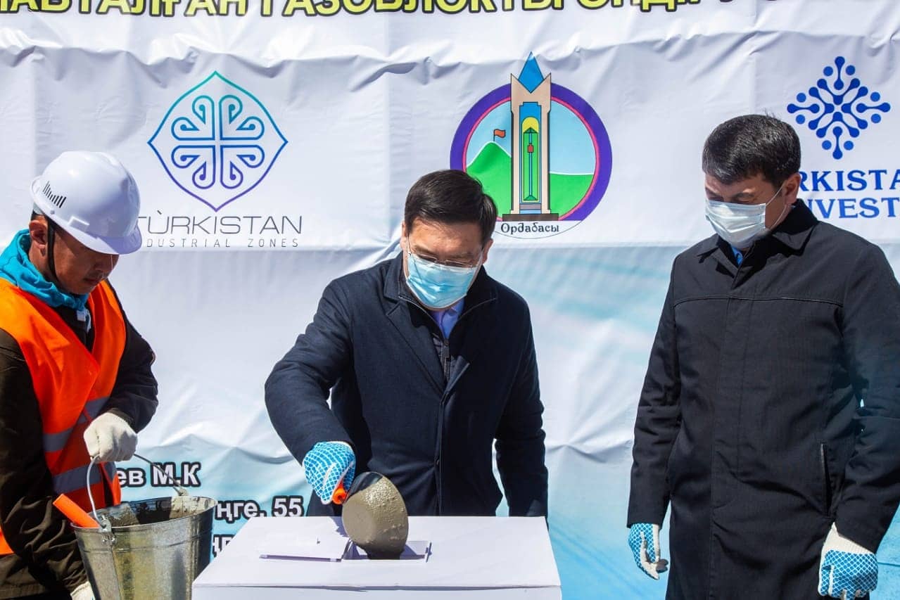 Túrkistan oblysynda beton shyǵaratyn zaýyttyń irgetasy qalandy